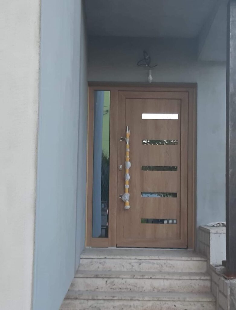Vchodové dvere v dekore dreva s bočným svetlíkom, Smižany